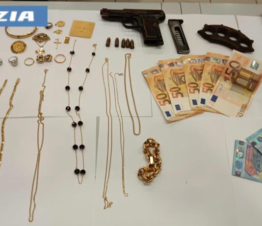 Truffa coppia di anziani a Novara e li aggredisce, poi fugge in treno armato: arrestato un 43enne