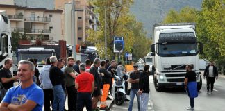 Gli autotrasportatori siciliani revocano il fermo dopo il confronto con Salvini, resta lo stato di agitazione