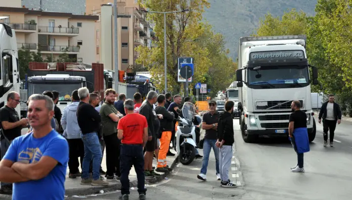 Sciopero degli autotrasportatori: Palermo, continua la protesta, blocco dei tir in via Oreto