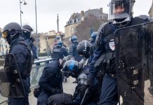 Sparatoria a ovest di Parigi, almeno 1 morto e 4 feriti. Si indaga per omicidio a sfondo razziale, Lecornu “Fatti gravissimi”