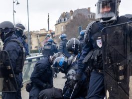Sparatoria a ovest di Parigi, almeno 1 morto e 4 feriti. Si indaga sull’aggravante razziale, Lecornu “Fatti gravissimi”