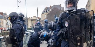 Sparatoria a ovest di Parigi, almeno 1 morto e 4 feriti. Si indaga sull’aggravante razziale, Lecornu “Fatti gravissimi”