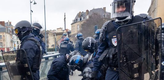 Sparatoria a ovest di Parigi, almeno 1 morto e 4 feriti. Si indaga sull’aggravante razziale, Lecornu “Fatti gravissimi”