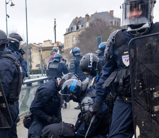 Sparatoria a ovest di Parigi, almeno 1 morto e 4 feriti. Si indaga sull’aggravante razziale, Lecornu “Fatti gravissimi”