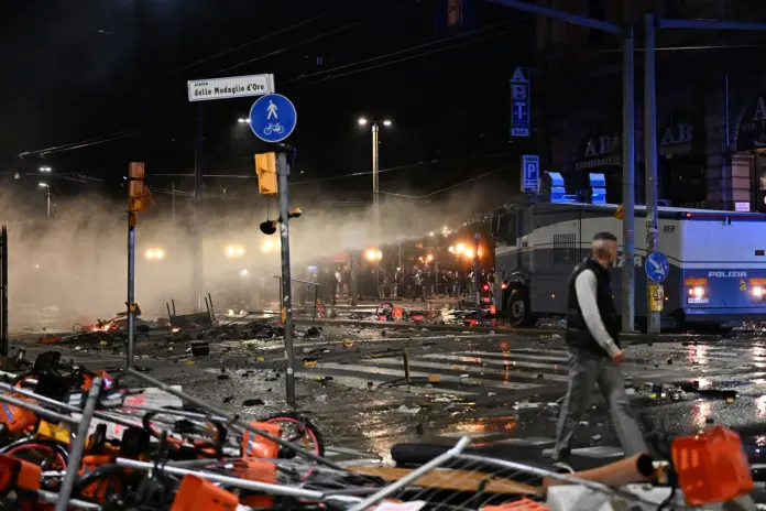 Bologna, Manifestazione a Bologna, scontri e guerriglia durante il corteo degli studenti. Assalto alla stazione con fumogeni e bombe carta