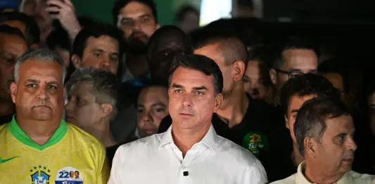 Media “Fuga di Flavio Bolsonaro in Argentina, è diretto negli Usa”. Buenos Aires smentisce, indaga la polizia federale brasiliana