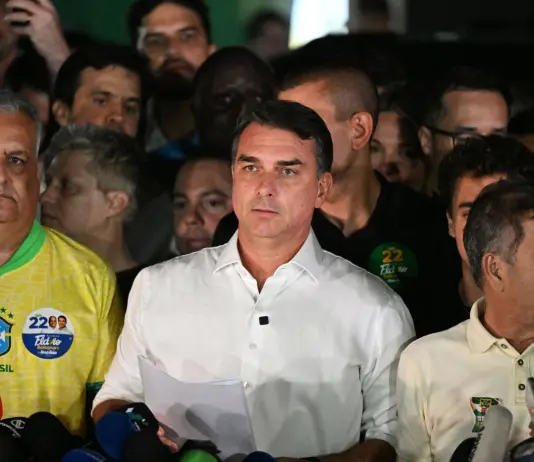 Media “Fuga di Flavio Bolsonaro in Argentina, è diretto negli Usa”. Buenos Aires smentisce, indaga la polizia federale brasiliana