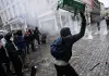 Proteste a Bruxelles contro i tagli al bilancio, scontri tra manifestanti e polizia
