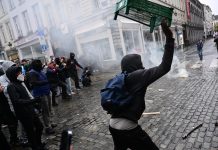 Proteste a Bruxelles contro i tagli al bilancio, scontri tra manifestanti e polizia