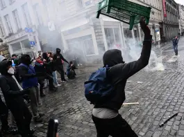 Proteste a Bruxelles contro i tagli al bilancio, scontri tra manifestanti e polizia