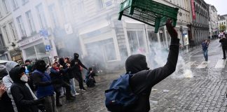 Proteste a Bruxelles contro i tagli al bilancio, scontri tra manifestanti e polizia