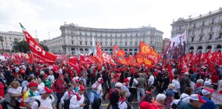 Cgil in piazza a Roma, l’annuncio di Landini: “Il 20 novembre sciopero generale”
