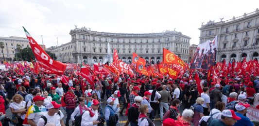 Cgil in piazza a Roma, l’annuncio di Landini: “Il 20 novembre sciopero generale”
