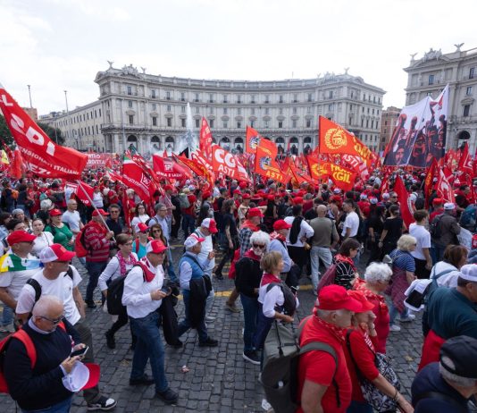 Cgil in piazza a Roma, l’annuncio di Landini: “Il 20 novembre sciopero generale”