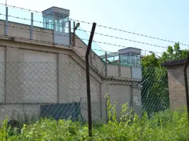 Detenuti in rivolta nel carcere di Pisa, torna la calma dopo ore di disordini. Quattro arresti