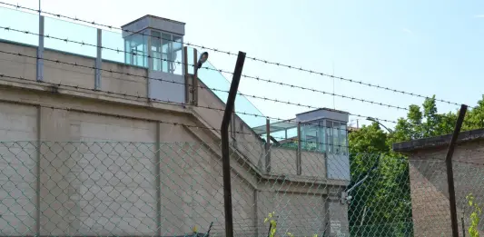 Detenuti in rivolta nel carcere di Pisa, torna la calma dopo ore di disordini. Quattro arresti