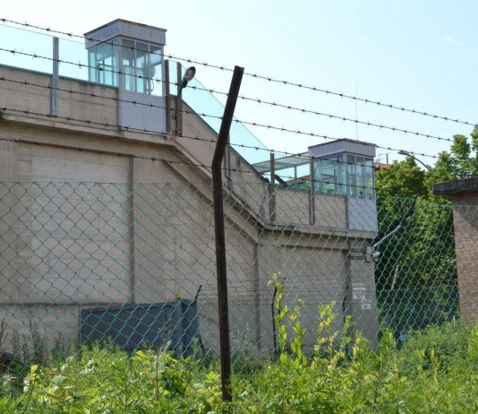 Detenuti in rivolta nel carcere di Pisa, torna la calma dopo ore di disordini. Quattro arresti