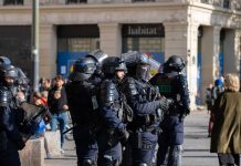Coprifuoco mirati in Francia dopo le violenze, Lecornu “Se necessario questa sera ne verranno decisi altri”