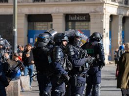 Coprifuoco mirati in Francia dopo le violenze, Lecornu “Se necessario questa sera ne verranno decisi altri”