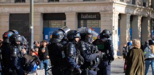 Coprifuoco mirati in Francia dopo le violenze, Lecornu “Se necessario questa sera ne verranno decisi altri”
