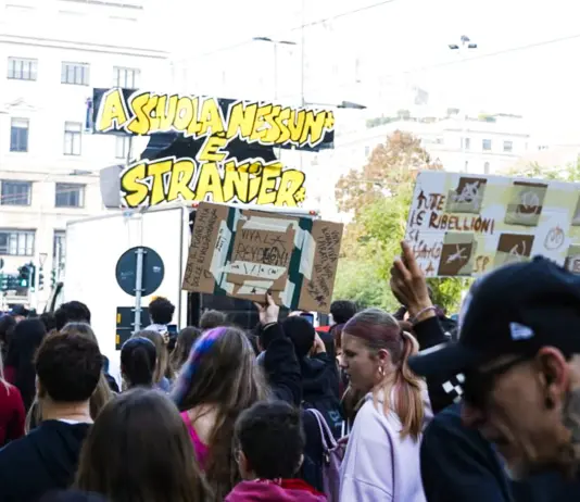 Studenti in piazza, a Milano in migliaia al corteo “Nessuno è straniero”
