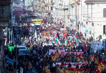 Oggi lo sciopero generale in tutta Italia, cortei e studenti in piazza. Momenti di tensione a Torino e Napoli
