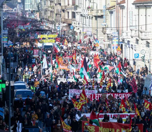 Oggi lo sciopero generale in tutta Italia, cortei e studenti in piazza. Momenti di tensione a Torino e Napoli