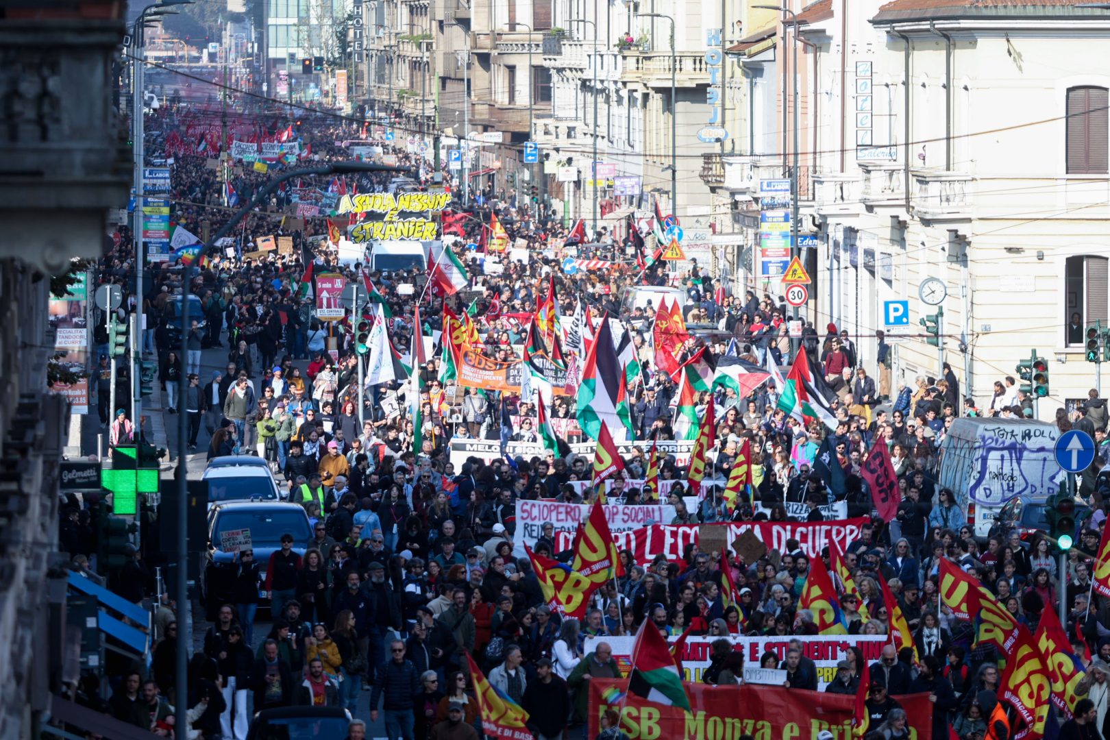 Oggi lo sciopero generale, manifestazioni in tutta Italia. Cortei uniti a Milano, momenti di tensione a Torino e Napoli / Foto e Video