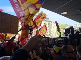 Corteo per lo sciopero generale a Napoli, momenti di tensione tra manifestanti e Polizia / Video