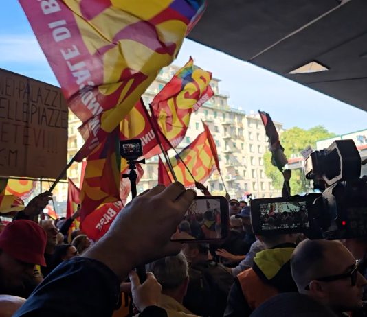 Corteo per lo sciopero generale a Napoli, momenti di tensione tra manifestanti e Polizia