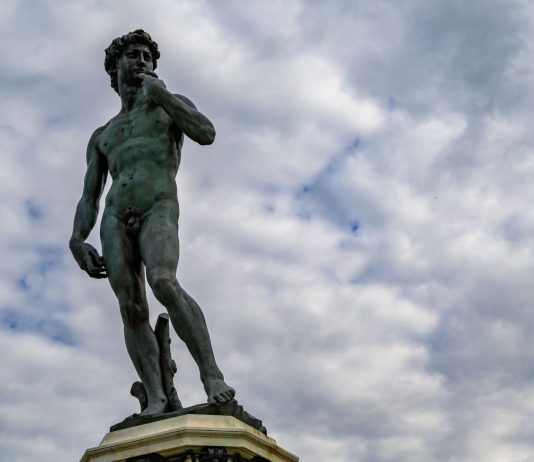 Firenze, rinvenuta una bombola di gas sotto il David a piazzale Michelangelo