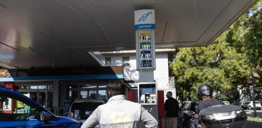 Prezzi medi sulla rete carburanti italiana ancora in calo nel fine settimana