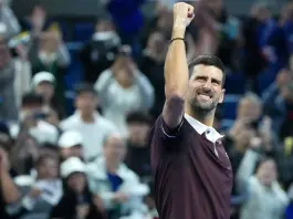 Djokovic vola in finale a Pechino, Medvedev squalificato