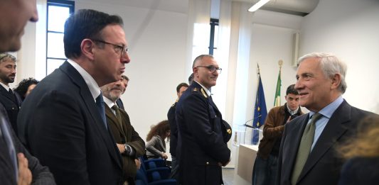 Tajani in visita alle forze dell’ordine a Milano: “Cercheremo di essere sempre più al vostro fianco”. Anche Salvini incontra militari e agenti a piazza Duomo