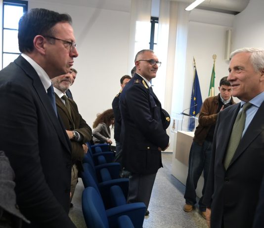 Tajani in visita alle forze dell’ordine a Milano: “Cercheremo di essere sempre più al vostro fianco”. Anche Salvini incontra militari e agenti a piazza Duomo