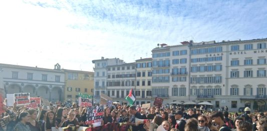 Studenti in piazza a Firenze contro i tagli all’istruzione e il dl Valditara