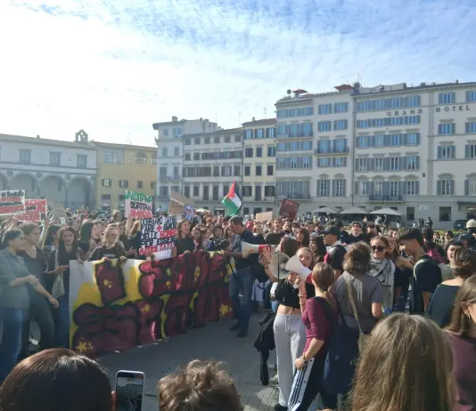 Studenti in piazza a Firenze contro i tagli all’istruzione e il dl Valditara