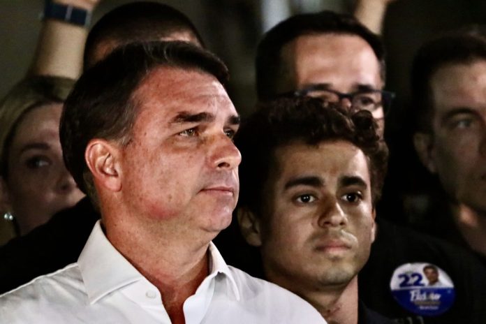 Brasile, Flavio Bolsonaro in conferenza stampa dopo le elezioni: contestato l'esito del ballottaggio