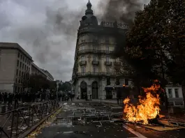Proteste e scontri in tutta la Francia, 272 fermi