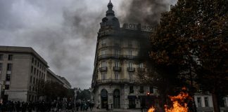 Proteste e scontri in tutta la Francia, 272 fermi