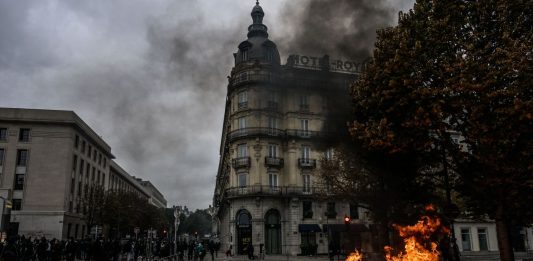 Proteste e scontri in tutta la Francia, 272 fermi