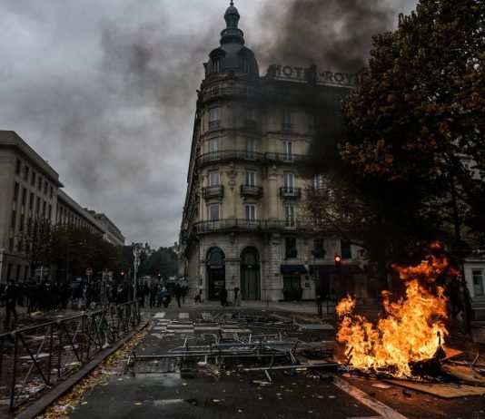 Proteste e scontri in tutta la Francia, 272 fermi