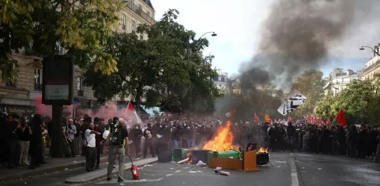 Protesta degli studenti in Francia, scontri a Parigi. Lecornu “Violenza inaccettabile”