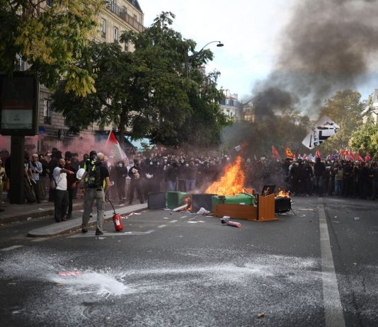 Protesta degli studenti in Francia, scontri a Parigi. Lecornu “Violenza inaccettabile”
