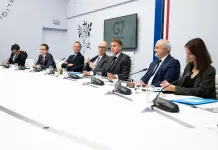 Caro energia, dal G7 ok al rilascio di 100 milioni di barili entro 4 mesi: “Misure coordinate per proteggere famiglie e imprese”