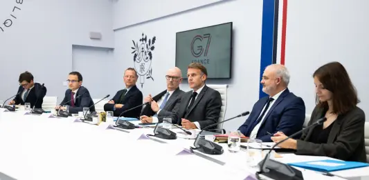 Caro energia, dal G7 ok al rilascio di 100 milioni di barili entro 4 mesi: “Misure coordinate per proteggere famiglie e imprese”