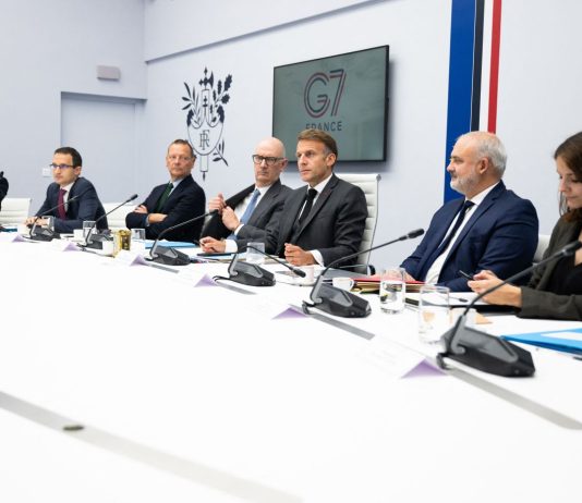 Caro energia, dal G7 ok al rilascio di 100 milioni di barili entro 4 mesi: “Misure coordinate per proteggere famiglie e imprese”