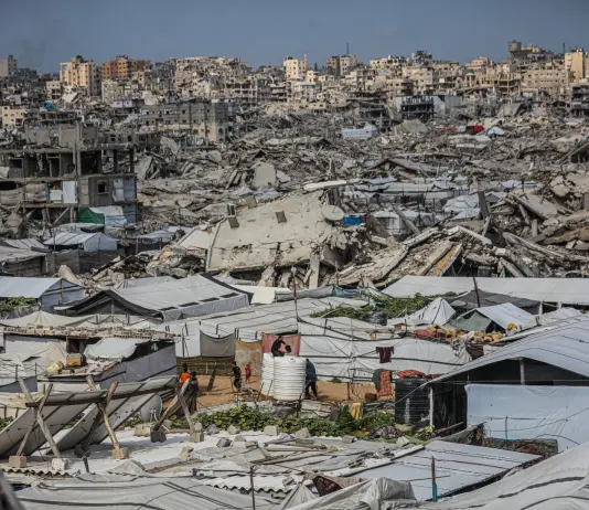 Raid israeliano su un condominio a Gaza City, 5 morti e numerosi feriti