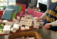 Sequestrati a Pisa 106 mila prodotti insicuri tra bigiotteria e dispositivi elettronici, una denuncia