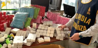 Sequestrati a Pisa 106 mila prodotti insicuri tra bigiotteria e dispositivi elettronici, una denuncia